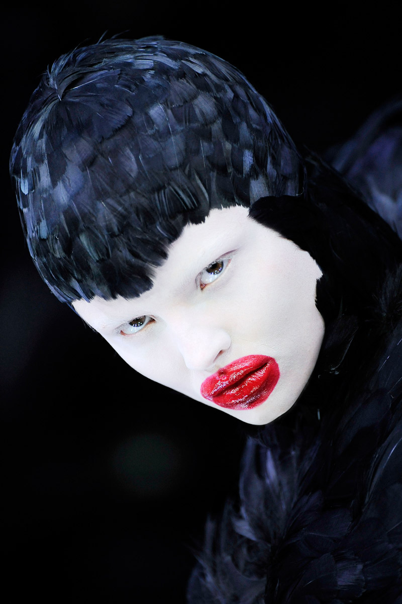 9._Duck_feather_dress_The_Horn_of_Plenty_AW_2009-10._Model_Magdalena_Frackowiak._Image_firstVIEW_2